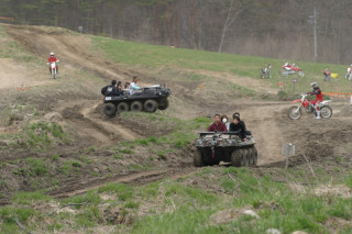 長野県大町市「中山高原チャレンジフィールド(旧大町スキー場）」で開催された8輪バギーチャリティーワンコイン体験