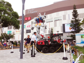 お台場のガンダムの足もとに総務省消防庁 消防研究センター様開発のARGOが展示されました。