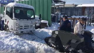 ARGO J5を使って雪で動けなくなった車のけん引をしました！